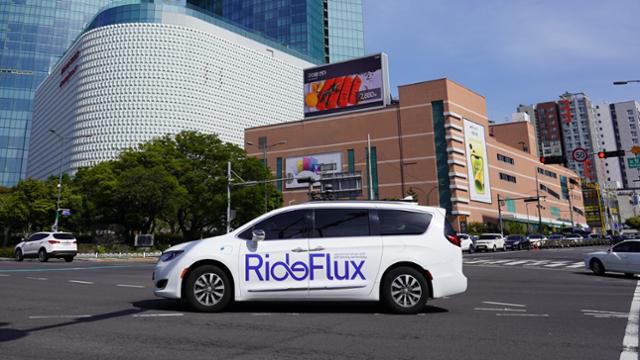 라이드플럭스가 제주에서 시범 운용한 무인 자율주행 차량이 제주 시내를 달리고 있다. 라이드플럭스 제공