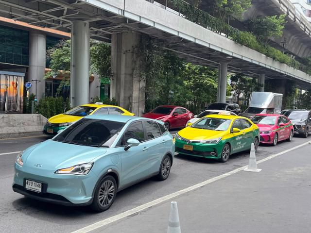 지난달 20일 태국 방콕의 도로에서 중국 허중신에너지자동차의 전기차 네타(NETA)가 출발을 기다리고 있다. 방콕=허경주 특파원
