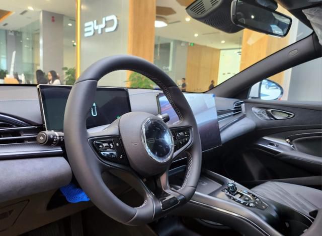 지난 24일 베트남 하노이 비야디(BYD) 대리점에 놓인 BYD 차량 내부 모습. 하노이=허경주 특파원
