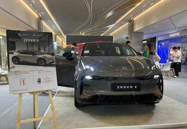 지난달 20일 태국 방콕의 한 대형 쇼핑몰에 중국 지리그룹 전기차 브랜드 '지커(Zeekr)' 차량이 전시돼 있다. 방콕=허경주 특파원