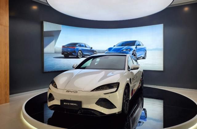 지난 20일 베트남 하노이에 위치한 중국 전기차 회사 비야디(BYD) 매장에 이 회사가 베트남에 론칭한 중형 세단 실(SEAL)이 전시돼 있다. 하노이=허경주 특파원
