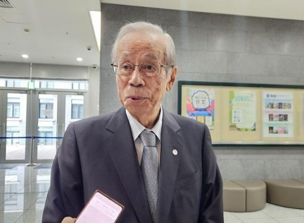 후쿠다 야스오 전 일본 총리가 1일 일본 도쿄 주일한국문화원에서 열린 '제101주년 간토대지진 한국인 순난자 추념식'이 끝난 뒤 한국 특파원들의 질문에 답하고 있다. 도쿄=류호 특파원