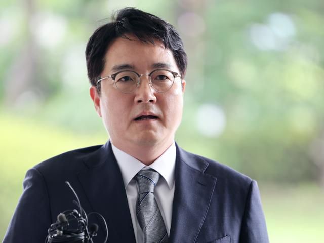 심우정 검찰총장 후보자가 지난달 12일 서울 서초구 서울고검 청사에 마련된 인사청문회 준비단 사무실로 출근하며 취재진 질문에 답하고 있다. 뉴스1