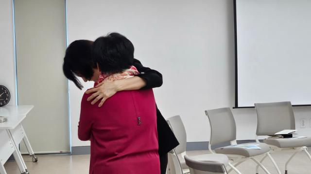 5·18 성폭력 피해자 열매 모임에 참석한 서지현 검사가 한 피해자를 끌어안은 채 위로하고 있다. 광주=김진영 기자