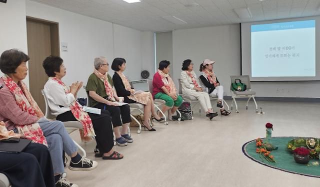 5·18 민주화운동 당시 계엄군 등에 의해 성폭력 피해를 입은 피해자들이 원 모양으로 둘러앉아 이야기를 나누고 있다. 광주=김진영 기자