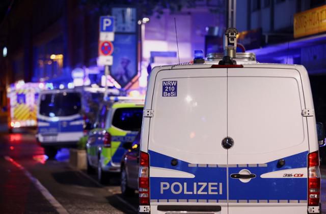 지난달 23일 독일 서부 졸링겐에서 한 남성이 흉기를 휘둘러 3명이 사망하는 사건이 발생한 후 경찰차가 해당 지역에 늘어서 있다. 졸링겐=로이터 연합뉴스