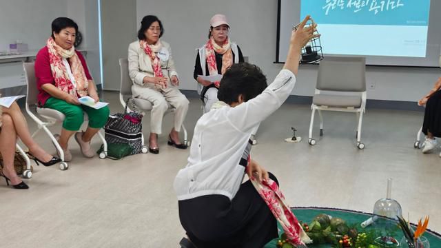 38년 만에 용기를 내 5·18 성폭행 사건을 처음 공론화한 김선옥씨가 등불을 밝히는 것으로 모임의 시작을 알리고 있다. 광주=김진영 기자