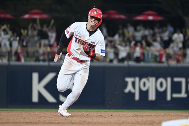 KIA 김도영이 홈을 향해 달리고 있다. 뉴시스