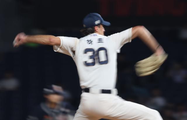 NC 하트가 역투하고 있다. 연합뉴스