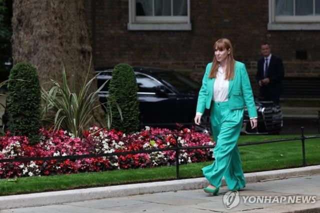 안젤라 레이너 부총리가 지난 7월 5일 런던 다우닝가 10번지 총리 관저로 걸어가고 있다. 런던=EPA 연합뉴스