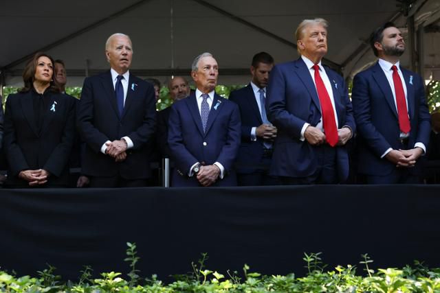 11일 미국 뉴욕 맨해튼 그라운드 제로에서 열린 9·11 테러 23주년 추모식의 참석 인사들이 국기에 대한 경례를 하고 있다. 왼쪽부터 민주당 대선 후보인 카멀라 해리스 부통령, 조 바이든 대통령, 마이클 블룸버그 전 뉴욕시장, 공화당 대선 후보인 도널드 트럼프 전 대통령, 공화당 부통령 후보인 JD 밴스 연방 상원의원. 뉴욕=AP 연합뉴스