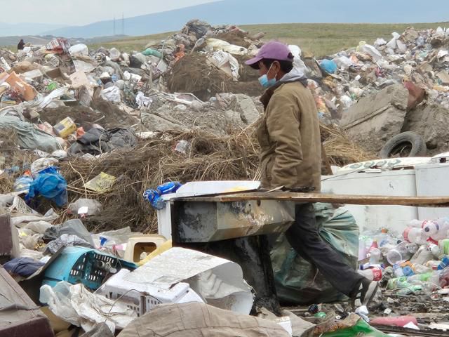 지난달 30일 몽골 수도 울란바토르에서 차량으로 1시간 정도 떨어진 울란촐로트 쓰레기 매립장에서 한 사내가 쓰레기 더미 주변을 지나고 있다. 기후변화 등 각종 이유로 빈민이 된 몽골 주민들은 먹고살기 위해 쓰레기장에서 폐기물을 줍는 경우도 있다. 한때 이곳에서 생활했던 베 솝드는 울란촐로트에서 활동하는 인원이 200~300명은 될 것이라고 했다. 울란촐로트=최나실 기자