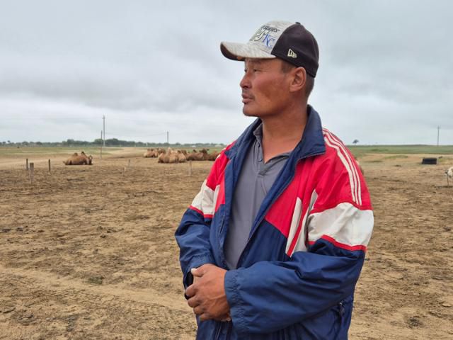 몽골 사막화 지역인 아르항가이 아이막(道) 엘승 타사르해(분절된 모래) 사막 인근에서 평생을 살아온 엠 바야르바트는 어릴 때도 모래폭풍이 있기는 했지만 강도가 갈수록 세지고, 겨울철 한파도 심해지고 있다고 말했다. 그도 원래는 유목민 생활을 했는데, 현재는 '미니 고비사막'으로 불리며 관광지가 된 이곳에서 관광객들을 상대로 낙타 타기 체험 일을 병행하고 있다고 했다. 엘승 타사르해=최나실 기자