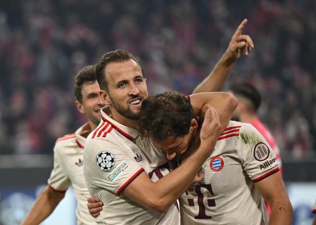 해리 케인이 18일(한국시간) 독일 뮌헨의 알리안츠 아레나에서 열린 디나모 자그레브(크로아티아)와의 2024~25 UCL 리그 페이즈 1차전 홈 경기에서 골을 넣은 뒤 자축하고 있다. 뮌헨=로이터 연합뉴스