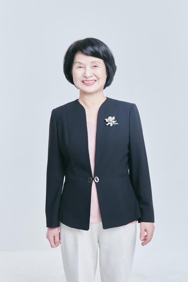 이옥선 작가는 '즐거운 어른'에서 애면글면 애쓰지 말라고 강조했다. 이야기장수 제공