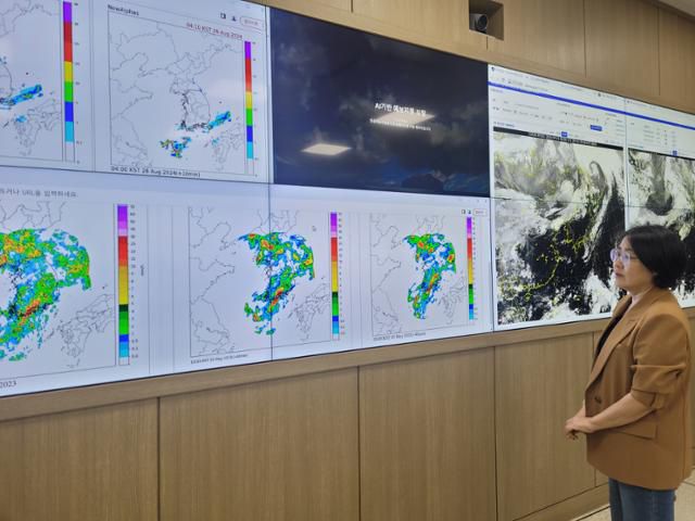 지난 2일 제주 서귀포 국립기상과학원에서 이혜숙 인공지능예보과장이 한국과학기술원(KAIST·카이스트)과 함께 개발해온 AI 예보모델 '알파웨더'를 설명하고 있다. 서귀포=신혜정 기자