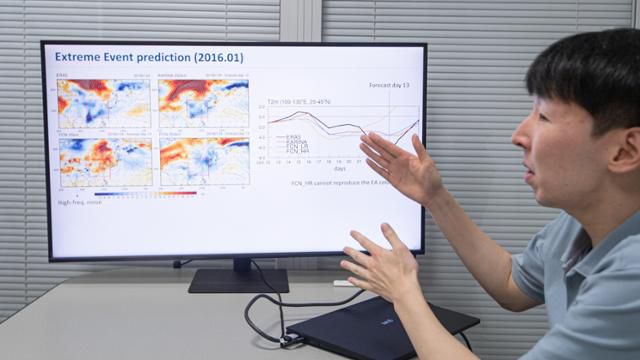 AI 기상예측모델 '카리나'를 개발 중인 한국과학기술연구원(KIST) 기후환경연구소의 강대현 선임연구원이 지난달 26일 서울 성북구 KIST에서 관련 기술에 대해 설명하고 있다. 카리나는 'KIST’s Atmospheric Rhythm with Integrated Neural Algorithms'의 약자다. 종종 아이돌 그룹 에스파의 카리나 이름을 딴 것 아니냐는 오해를 받는다며 강 연구원은 웃었다. 임은재 인턴기자