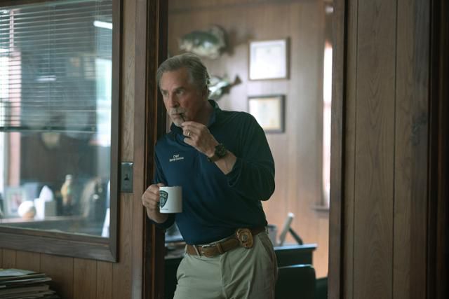 샌디는 부패 경찰이나 나름 자신의 방법으로 지역사회에 공헌하고 있다는 자부심을 지닌 인물이다. 넷플릭스 제공