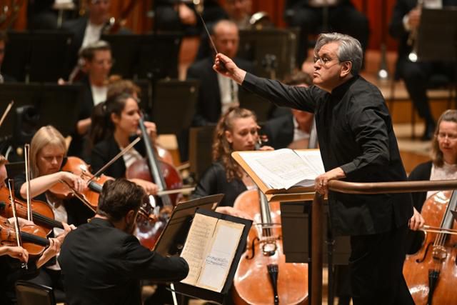 런던 심포니 오케스트라가 2023년 10월 8일 영국 런던 바비칸홀에서 당시 객원 지휘자인 안토니오 파파노의 지휘로 연주회를 열고 있다. 빈체로 제공 ⓒMark Allan