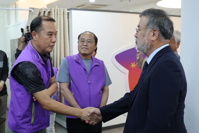 송기춘 위원장이 23일 서울 중구 을지로 1가 부림빌딩에 마련된 이태원참사 기억·소통공간 '별들의 집'을 방문해 유가족과 인사하고 있다. 연합뉴스