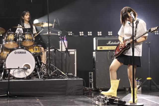 걸밴드 QWER이 23일 오후 서울 서대문구 예스24원더로크홀에서 열린 미니2집 'Algorithm's Blossom' 발매 기념 쇼케이스에서 신곡 '내 이름 맑음'을 선보이고 있다. 연합뉴스