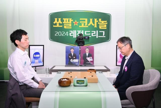 이창호(왼쪽) 9단은 27일 서울 성동구 한국기원 바둑TV 스튜디오에서 열린 ‘쏘팔코사놀 2024 레전드리그’(우승상금 3,000만 원)에 수소도시 완주팀 소속으로 출전, 의정부 행복특별시팀 주장인 유창혁 9단에게 승리하면서 통산 1,900승을 달성했다. 한국기원 제공