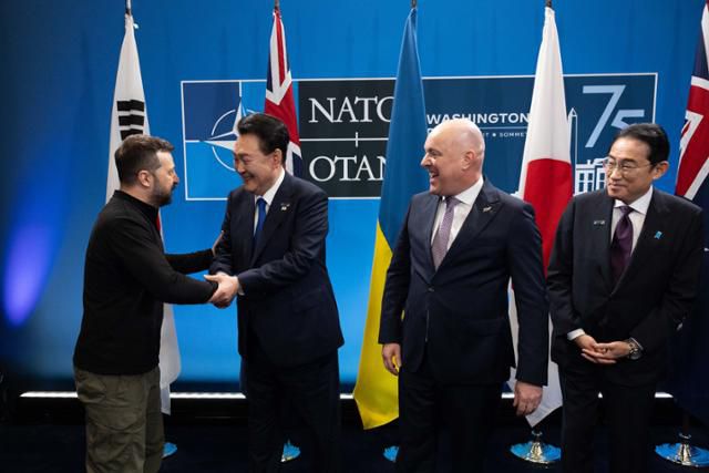 북대서양조약기구(NATO·나토) 정상회의에 참석한 윤석열 대통령이 7월 11일 미국 워싱턴 컨벤션센터에서 열린 한국·일본·호주·뉴질랜드 4개국(IP4) 정상회담을 찾은 볼로디미르 젤렌스키(맨 왼쪽) 우크라이나 대통령과 인사하고 있다. 왼쪽부터 젤렌스키 대통령, 윤 대통령, 크리스토퍼 럭슨 뉴질랜드 총리, 기시다 후미오 일본 총리. 워싱턴=왕태석 선임기자