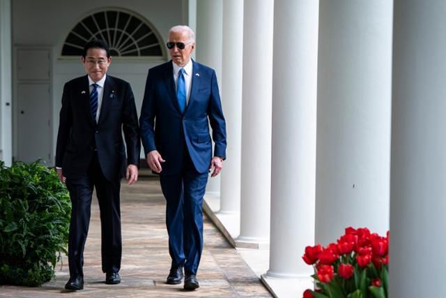 조 바이든(오른쪽) 미국 대통령과 기시다 후미오 일본 총리가 4월 10일 기시다 총리 미국 국빈 방문 환영 행사를 마치고 정상회담을 하기 위해 미 백악관 경내를 함께 걸어가고 있다. 워싱턴=AP 연합뉴스