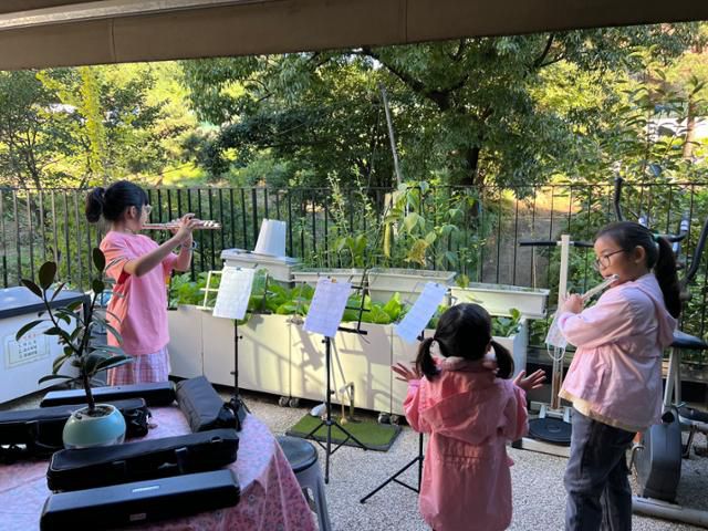 지난달 24일 오전 서울 중랑구 우리동네키움센터 중랑1호점에서 아침돌봄 이용 가정 아이들이 플루트 연주 연습을 하고 있다. 권정현 기자