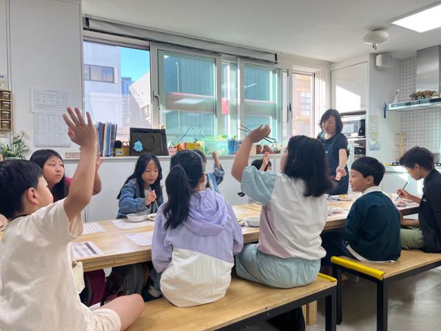 지난달 24일 오전 서울 중랑구 우리동네키움센터 중랑1호점에서 아침돌봄 이용 가정 아이들이 아침 간식을 먹고 있다. 권정현 기자