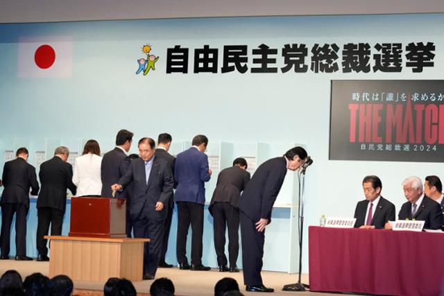 일본 집권 자민당 소속 국회의원들과 관계자들이 지난달 27일 도쿄 당 본부에서 열린 총재 선거에서 투표하고 있다. 도쿄=로이터 연합뉴스