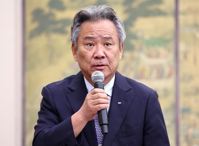 이기흥 대한체육회장이 지난 8월 26일 서울 여의도 국회에서 열린 문화체육관광위원회 현안 질의에 출석해 질의에 답하고 있다. 뉴스1