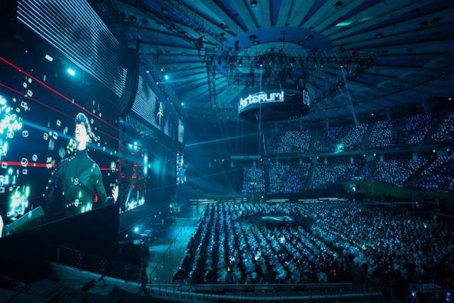 가상 아이돌 그룹 플레이브가 6일 서울 잠실실내체육관에서 팬콘서트 '헬로, 아스테룸! 앙코르!'를 하고 있다. 블래스트 제공