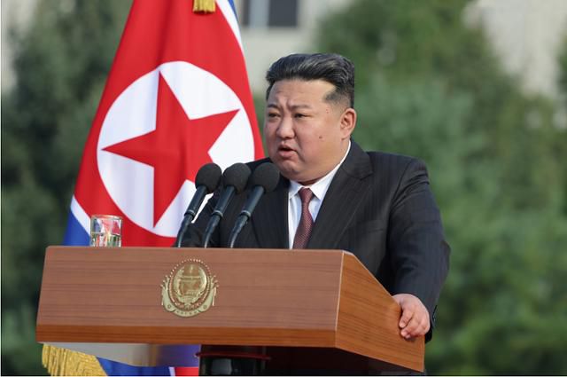 북한 노동당 기관지 노동신문은 8일 김정은 북한 국무위원장이 10월 7일 주체적 국방과학기술 인재 양성의 최고전당인 김정은국방종합대학을 방문하고 창립 60주년을 맞는 교직원, 학생들을 축하 격려했다라고 보도했다. 평양=노동신문 뉴스1