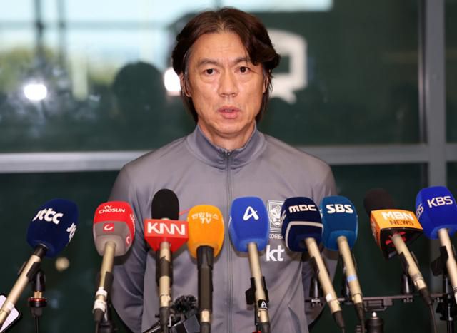 홍명보 한국 축구대표팀 감독이 11일 인천국제공항을 통해 귀국한 뒤 취재진과 인터뷰를 하고 있다. 뉴시스