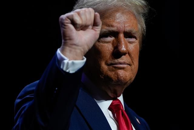 미국 공화당 대선 후보 도널드 트럼프 전 대통령이 10일 미시간주 디트로이트의 '디트로이트 이코노믹 클럽'에서 연설을 갖고 주먹을 들어 보이고 있다. 디트로이트=AP 연합뉴스