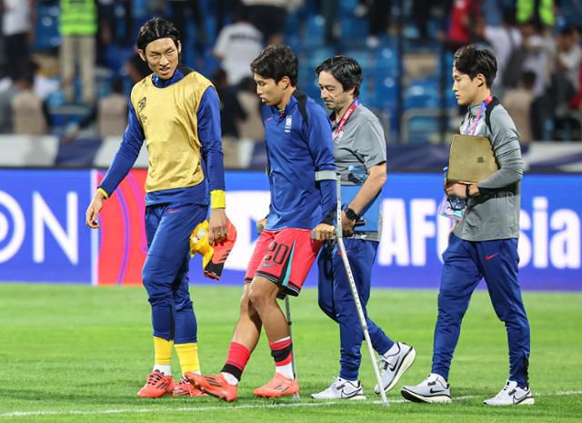 엄지성이 10일 요르단 암만 국제경기장에서 열린 2026 북중미 월드컵 아시아 3차 예선 3차전 요르단과의 경기에서 전반 발목 부상으로 아웃된 황희찬을 대신해 교체 투입됐으나, 후반 시작하자마자 상대의 거친 태클에 무릎 부상을 당했다. 그는 경기후 목발을 짚고 이동하고 있다. 암만=뉴스1