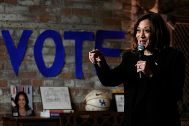 미국 민주당 대선 후보인 카멀라 해리스 부통령이 15일 미시간주 디트로이트에 있는 전 미국프로농구(NBA) 흑인 선수 조·자말 크로포드 소유의 지역 영세 업체 ‘크레드 카페’에서 유세 연설을 하고 있다. 디트로이트=AP 연합뉴스
