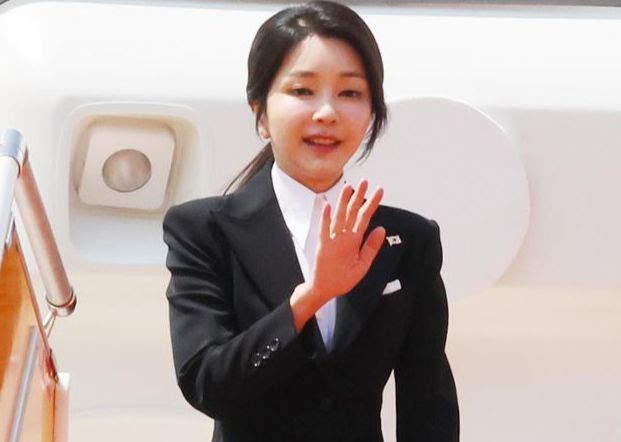 한-아세안 정상회의 일정을 마친 윤석열 대통령과 동행한 부인 김건희 여사가 11일 라오스 비엔티안 왓타이 국제공항에서 귀국행 공군 1호기에 탑승하며 인사하고 있다. 뉴시스