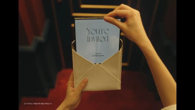 삼성전자가 17일 공개한 새 갤럭시 제품 예고 영상. 얇은 전자 패널로 된 초대장을 열어보는 모습이다. 삼성전자 유튜브 캡처