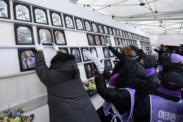 1월 이태원 참사 유가족들이 서울 중구 시민 분향소에 모신 희생자들의 영정 사진을 내리며 이태원 참사 특별법의 신속한 공포와 독립적 조사기구 설립을 촉구하는 침묵의 영정 행진을 준비하고 있다. 윤서영 인턴기자