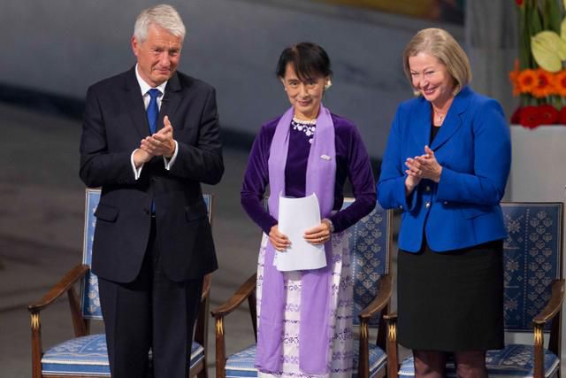 아웅산 수치(가운데) 전 미얀마 국가고문이 2012년 6월 노르웨이 오슬로 시청에서 노벨평화상 수락 연설을 한 뒤 토르비에르 야글란(왼쪽) 노벨위원회 위원장과 카시 쿨만 파이브 부위원장으로부터 박수를 받고 있다. 수치 고문은 1991년 노벨상을 받았지만 21년간 군부에 의해 가택연금을 당한 탓에 공식 수상이 늦어졌다. 오슬로=AP 연합뉴스 자료사진