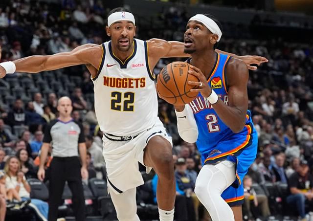 오클라호마시티의 가드 샤이 길저스 알렉산더(오른쪽)가 이달 16일(한국시간) 미국 콜로라도주 덴버의 볼 아레나에서 열린 덴버와 시범경기에서 제케 은나지의 수비를 벗겨낸 후 슛을 시도하고 있다. 덴버=AP 연합뉴스