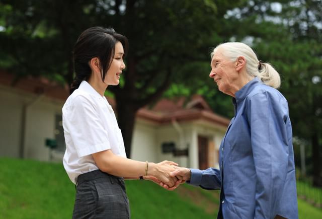 윤석열 대통령 부인 김건희(왼쪽) 여사가 지난해 7월 7일 서울 용산어린이정원에서 세계적인 영장류학자이자 환경운동가인 제인 구달 박사와 만나 악수하고 있다. 이날 대통령실은 해당 장소를 '어린이 환경·생태교육관 예정지'라고 발표했는데, 사업 주무 부처인 환경부가 이와 관련해 국방부에 사용승인 요청을 한 것은 바로 전날이었던 것으로 확인됐다. 대통령실 제공