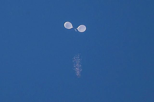 8일 서울 종로구 상공에 북한의 대남 쓰레기 풍선이 날고 있다. 뉴시스