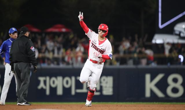 KIA 김도영이 23일 광주 KIA챔피언스필드에서 열린 2024 한국시리즈 2차전 삼성과 경기에서 2회말 솔로홈런을 친 후 베이스를 돌며 세리머니를 하고 있다. 광주=뉴스1