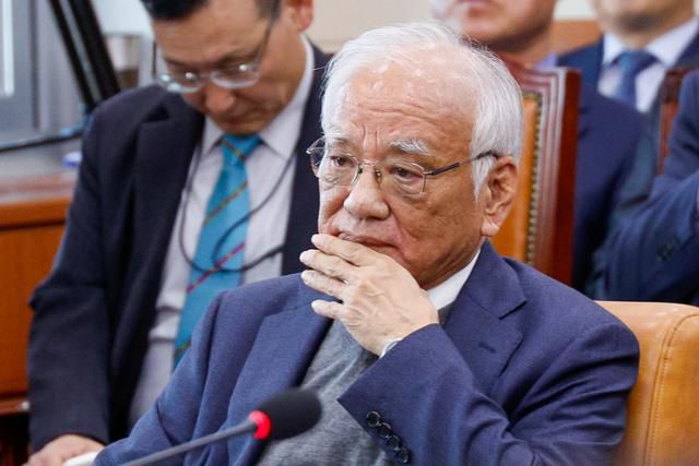 장형진 영풍 고문이 24일 서울 여의도 국회 환경노동위원회에서 열린 환경부·기상청 종합 국정감사에 출석해 있다. 당초 장 고문은 지난 8일 환경부 국정감사에서 증인으로 채택됐으나 '일본 출장'을 명분으로 불출석 사유서를 냈다가, 17일 증인으로 채택하는 안이 재의결돼자 이날 국감장에는 출석했다. 뉴스1