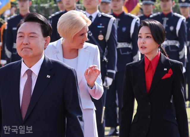 윤석열 대통령과 김건희 여사가 24일 서울 용산 대통령실 잔디마당에서 열린 폴란드 대통령 공식 환영식에서 국빈방한 중인 안제이 두다 대통령과 영부인 아가타 콘하우저-두다 여사와 의장대 사열을 받고 있다. 왕태석 선임기자