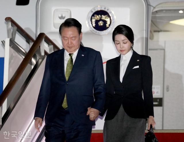 동아시아 순방을 마친 윤석열 대통령과 김건희 여사가 11일 경기도 성남시 서울공항을 통해 귀국하고 있다. 성남=왕태석 선임기자