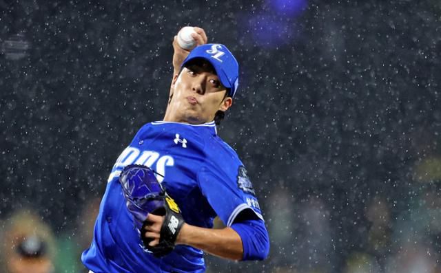 삼성 선발투수 원태인이 21일 광주 KIA챔피언스필드에서 열린 2024 프로야구 한국시리즈 1차전 KIA와 경기에서 1회말 비를 맞으며 투구하고 있다. 광주=뉴시스